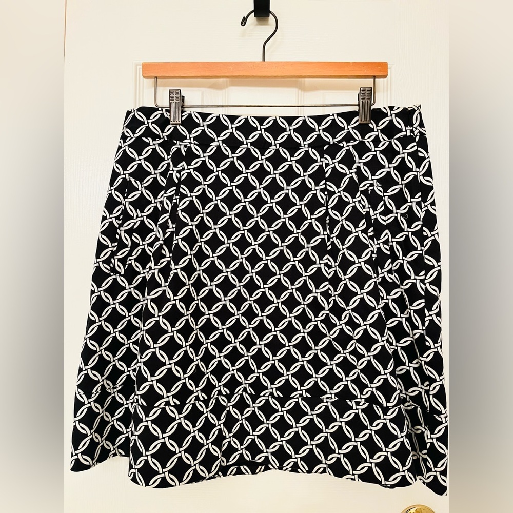 White House Black Market size 12 black and white patterned skirt